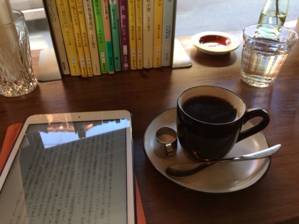 本を読みながらコーヒー